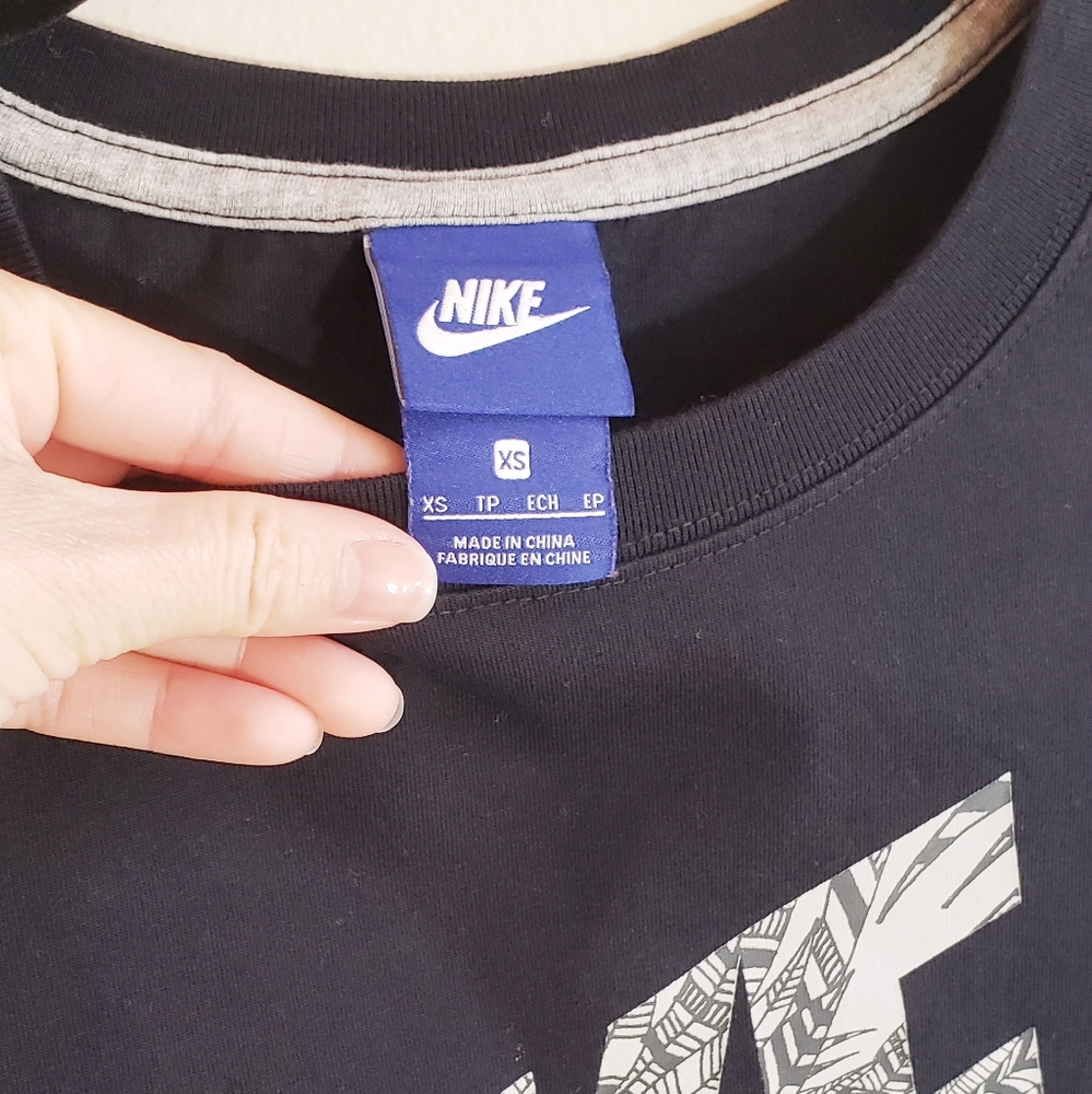 Women's Nike Tee Shirt - Picture 3 of 6